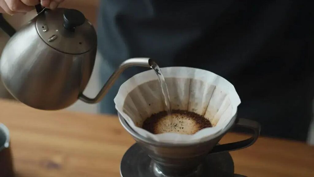 Como preparar café sem cafeteira: 7 métodos rápidos e saborosos em casa