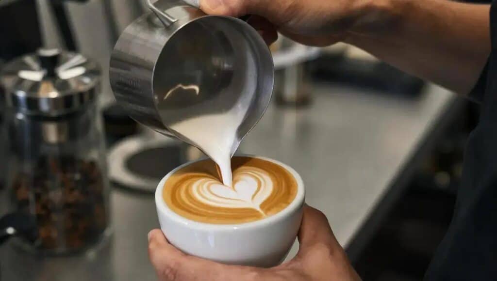 Como fazer latte art em casa: técnicas fáceis para impressionar hoje mesmo