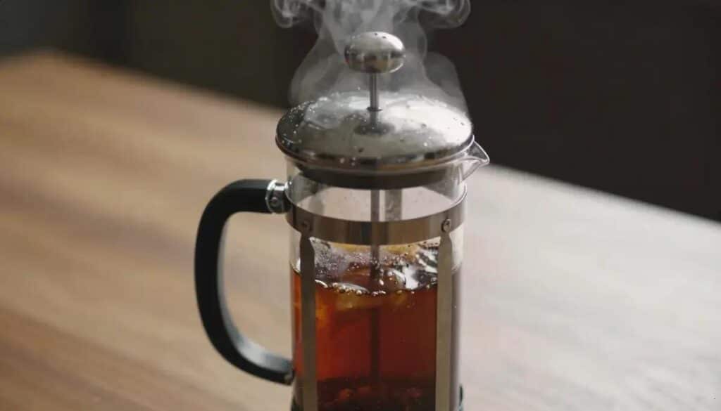 Como preparar café na prensa francesa: método simples para espresso em casa